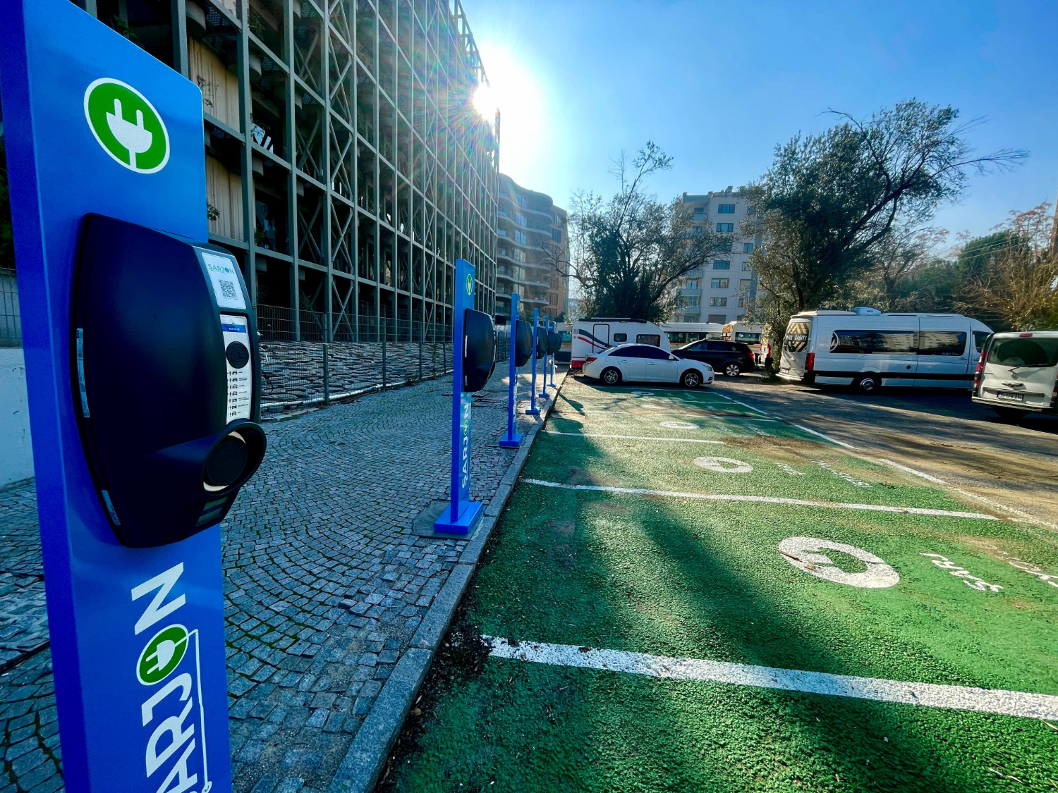 Elektrikli araç şarj istasyonları ile 1400 ağaca bedel temiz enerji